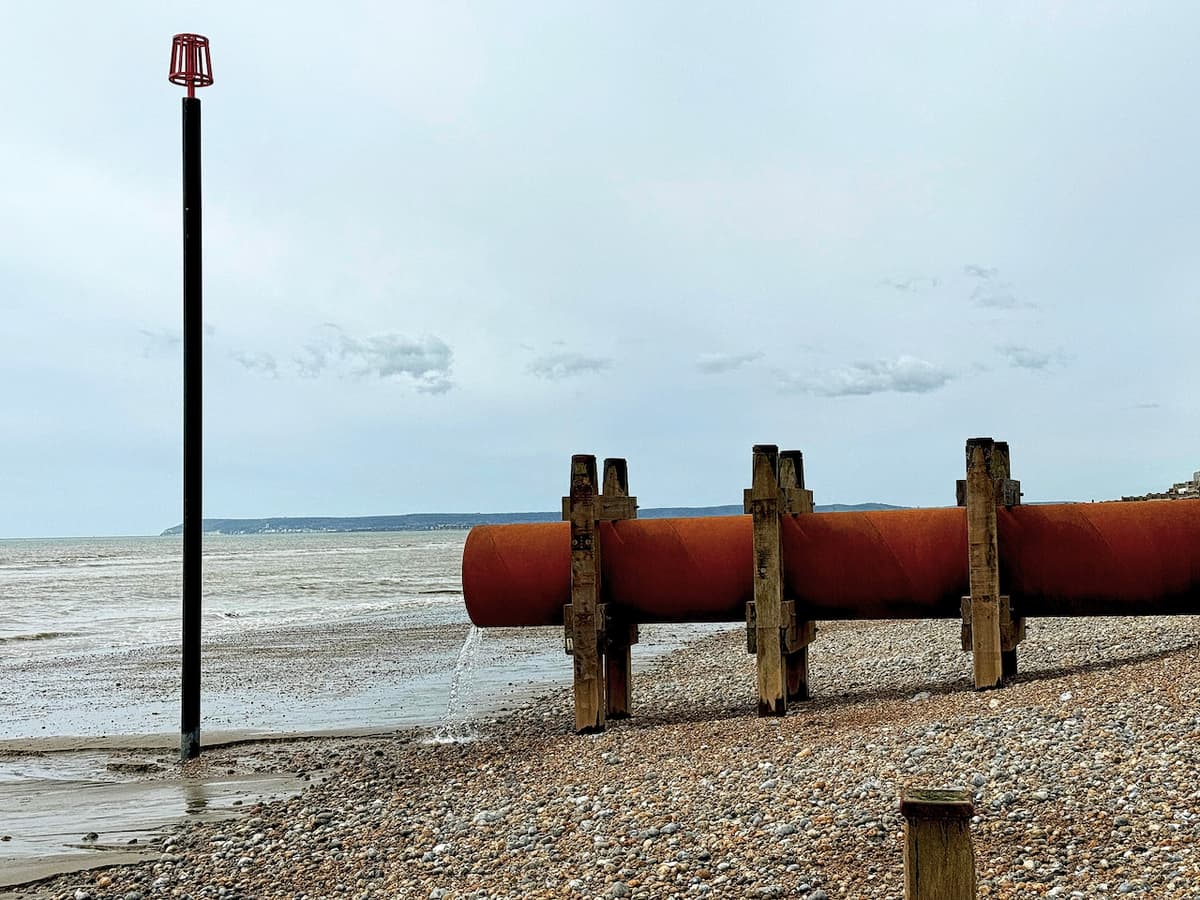 Tubería de acero recuperada de MMTubería instalada en una playa