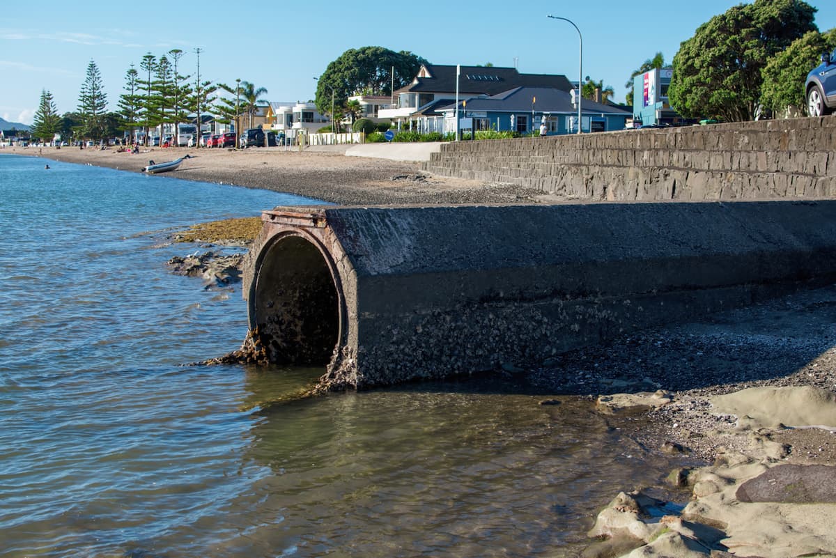 tTubería de acero recuperada de MMTubería instalada en la costa de una playa