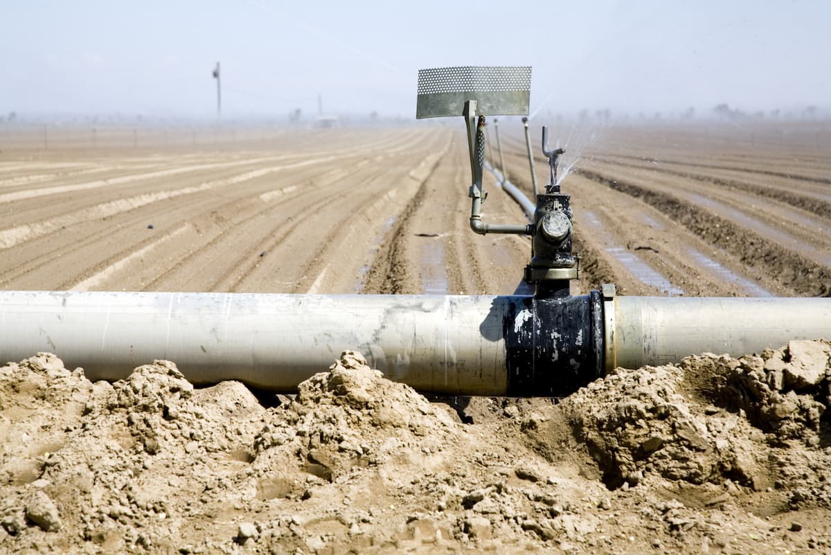 Tubería de acero recuperada de MMTubería usada para irrigación en un campo agrícola