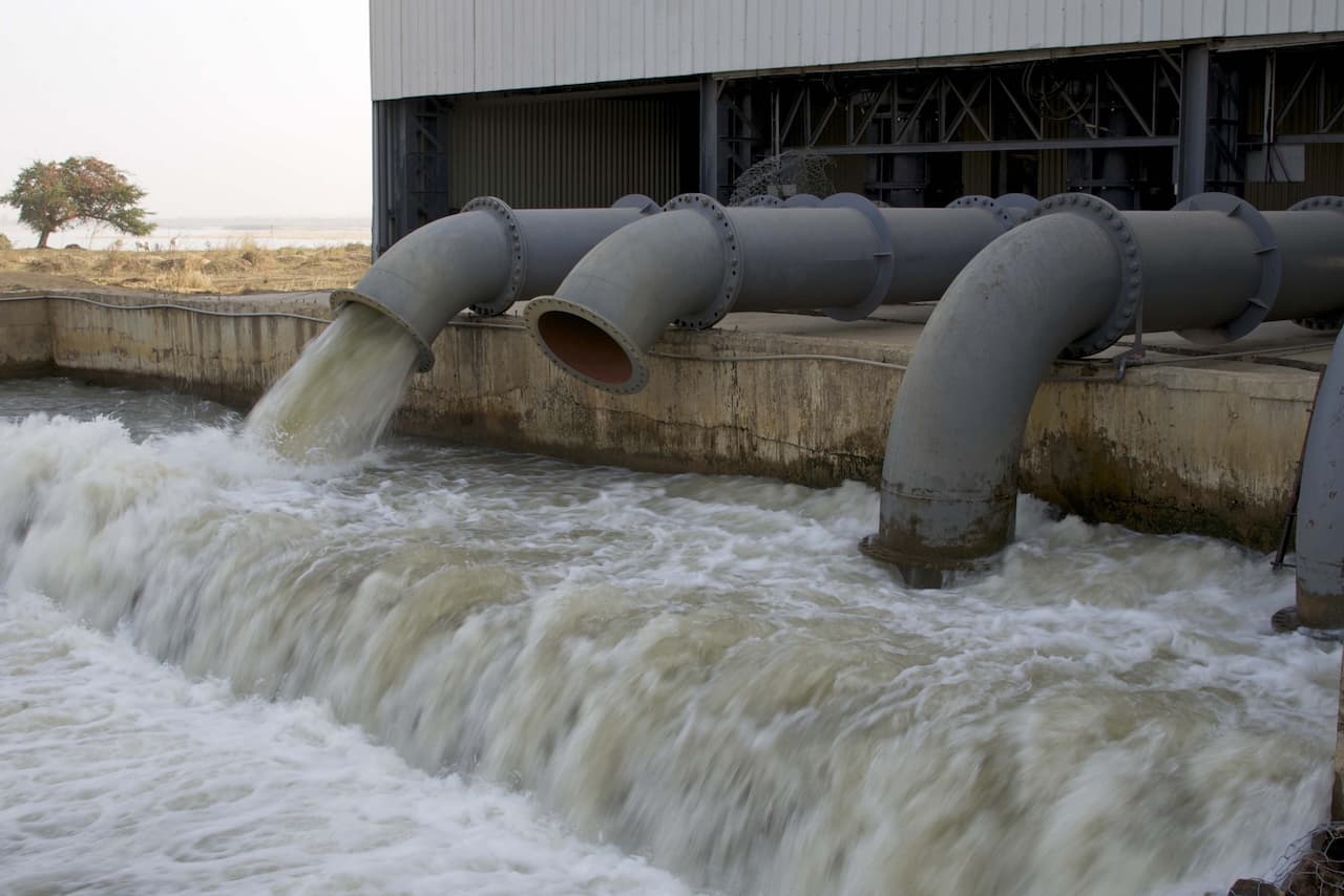 Tuberías de acero recuperadas de MMTubería descargando agua en una planta industrial