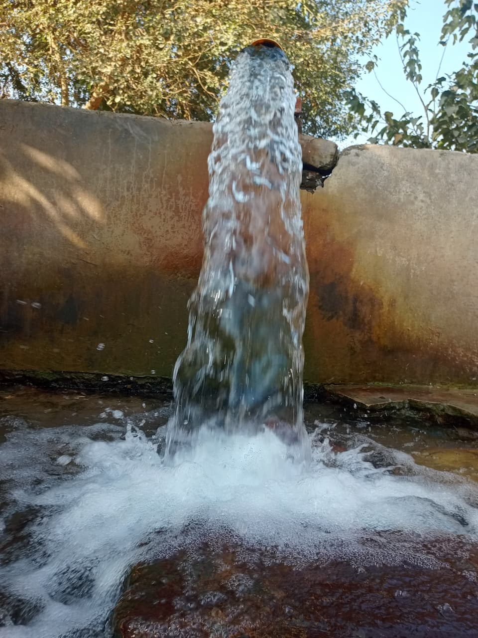 Agua fluyendo desde una tubería de acero recuperada de MMTubería