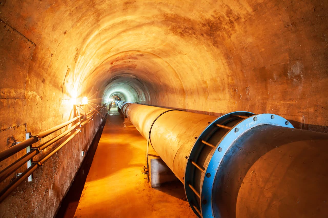 Tubería de acero recuperada de MMTubería en un túnel iluminado